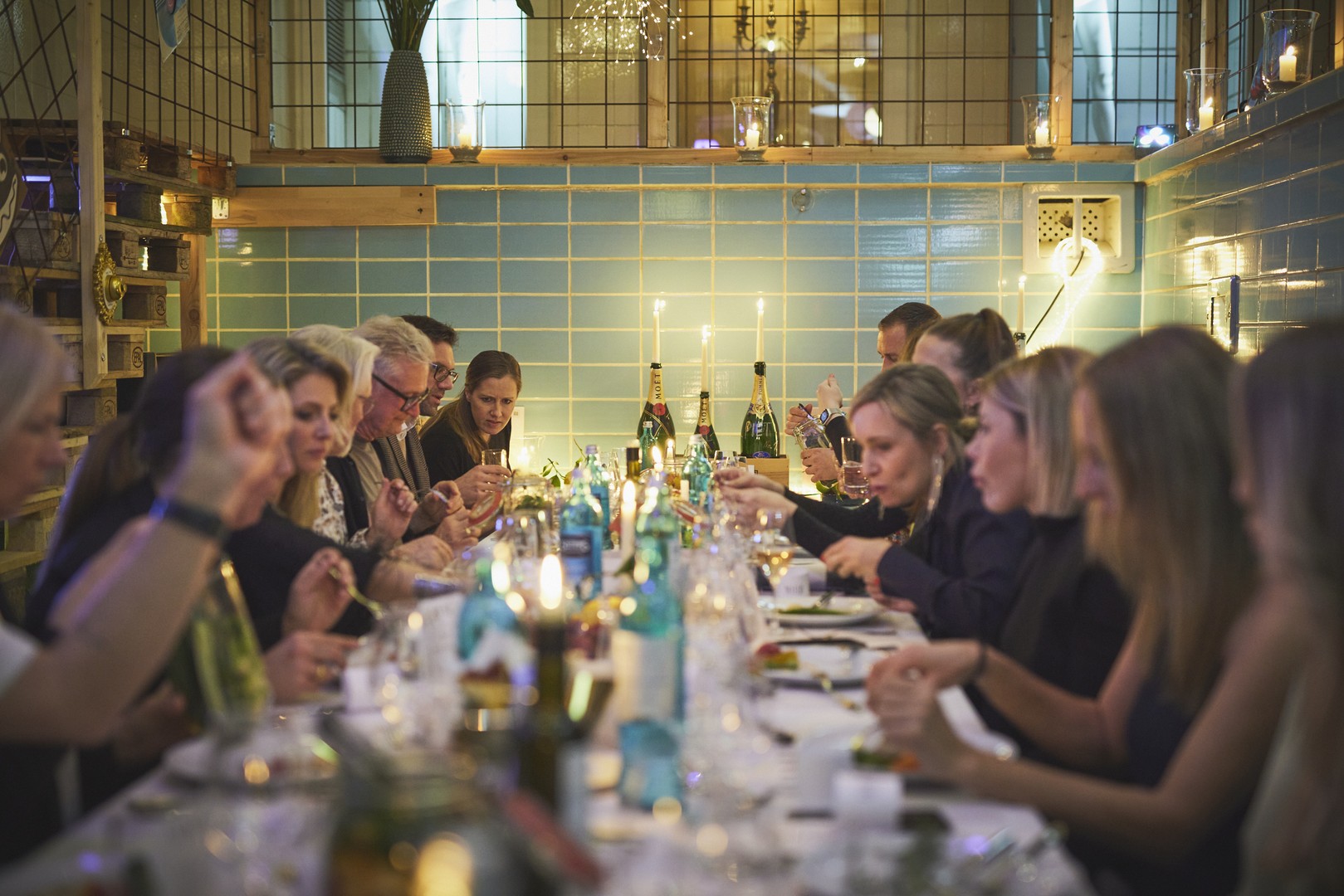 Gäste genießen ein exklusives Gourmet-Dinner bei Keller-Teller Home-Catering im stilvollen Ambiente.